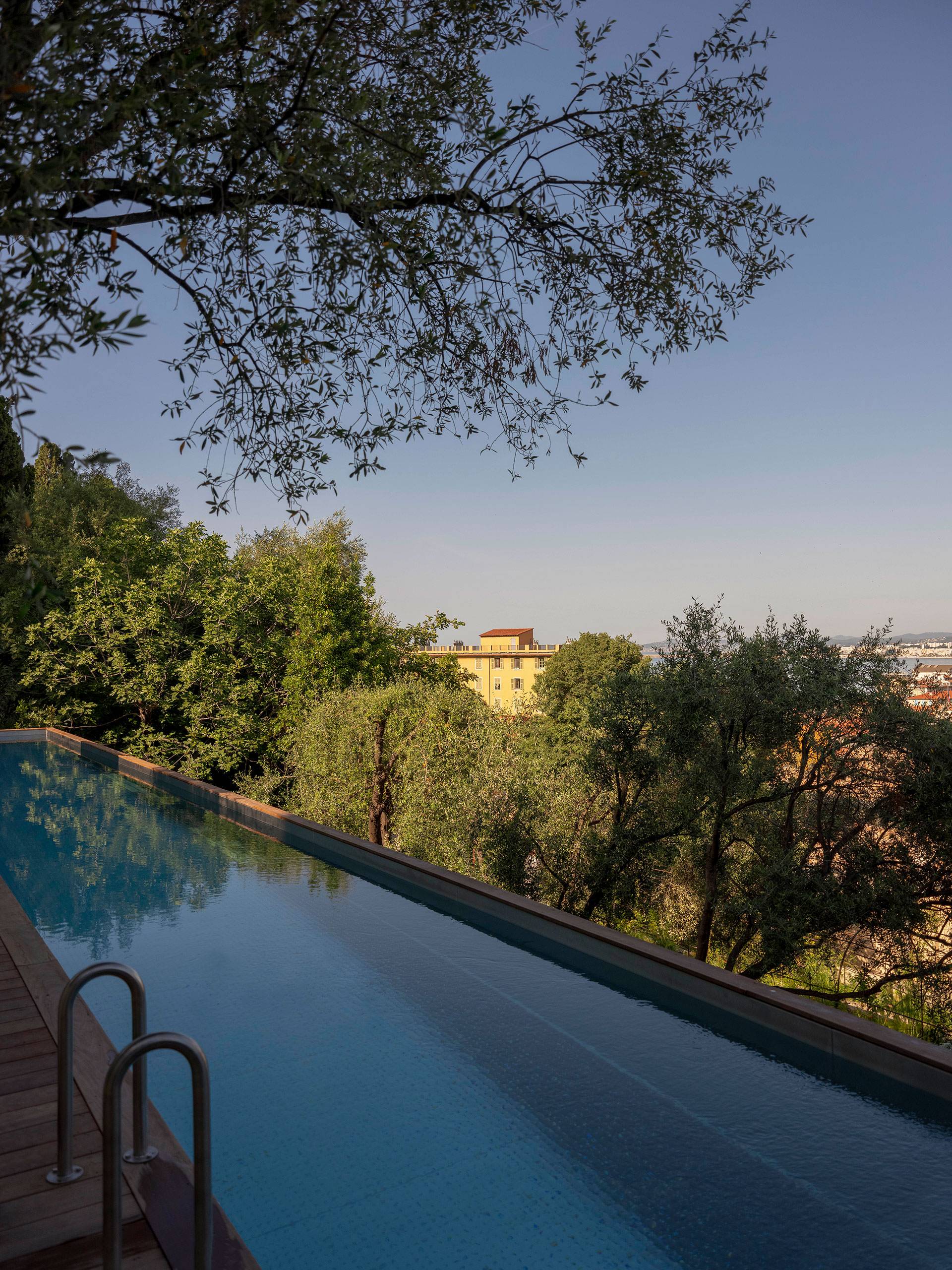 outdoor-swimming-pool-hotel-du-couvent-nice-france-mobile