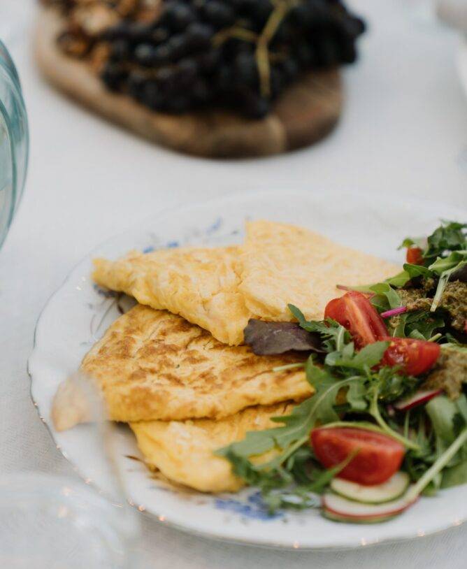 Omelette et salade composée