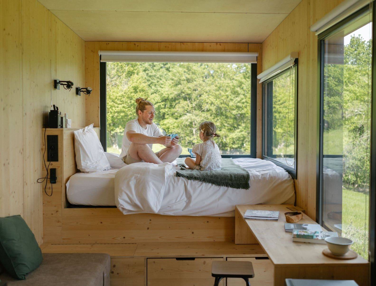 Un père et son fils jouent aux cartes dans une Tiny House kids friendly
