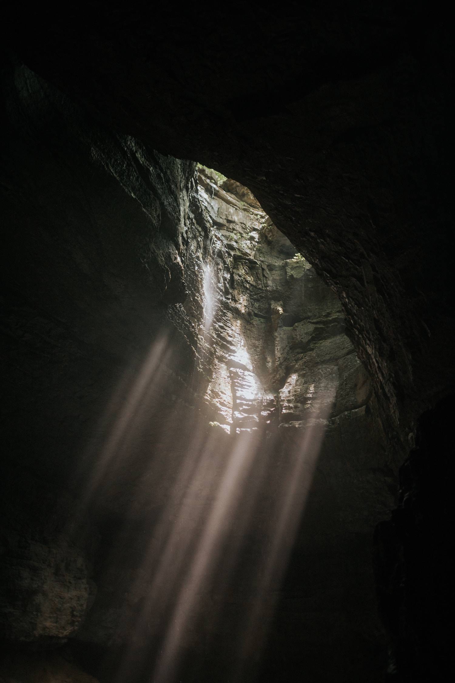 Soleil qui entre dans une grotte troglodyte