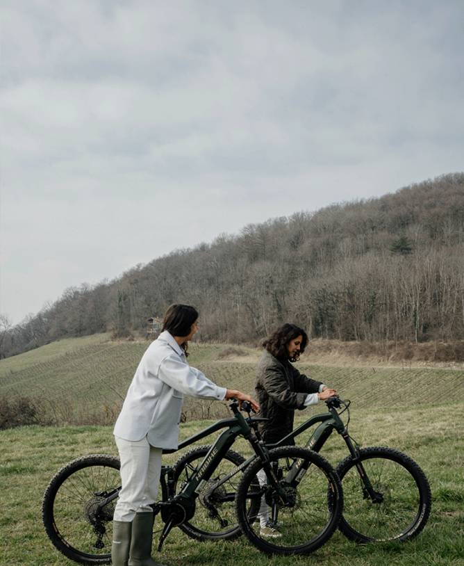 Women cycling in the vineyards of La Cuverie