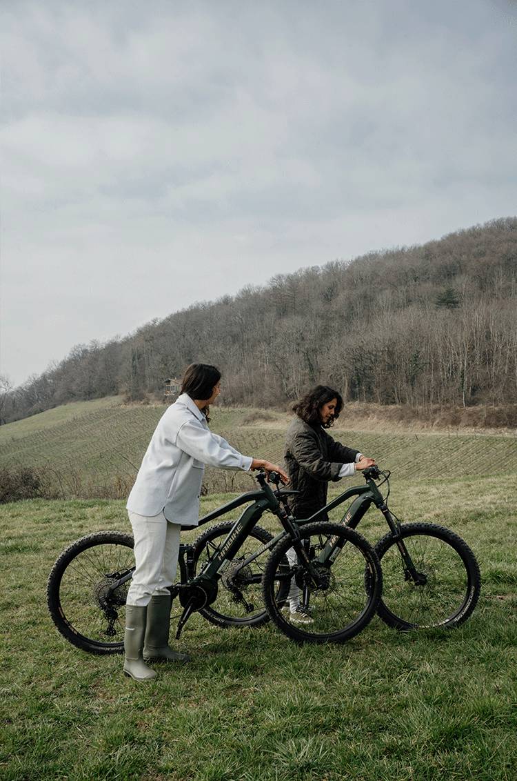 Femmes qui font du vélo dans les vignes de la Cuverie