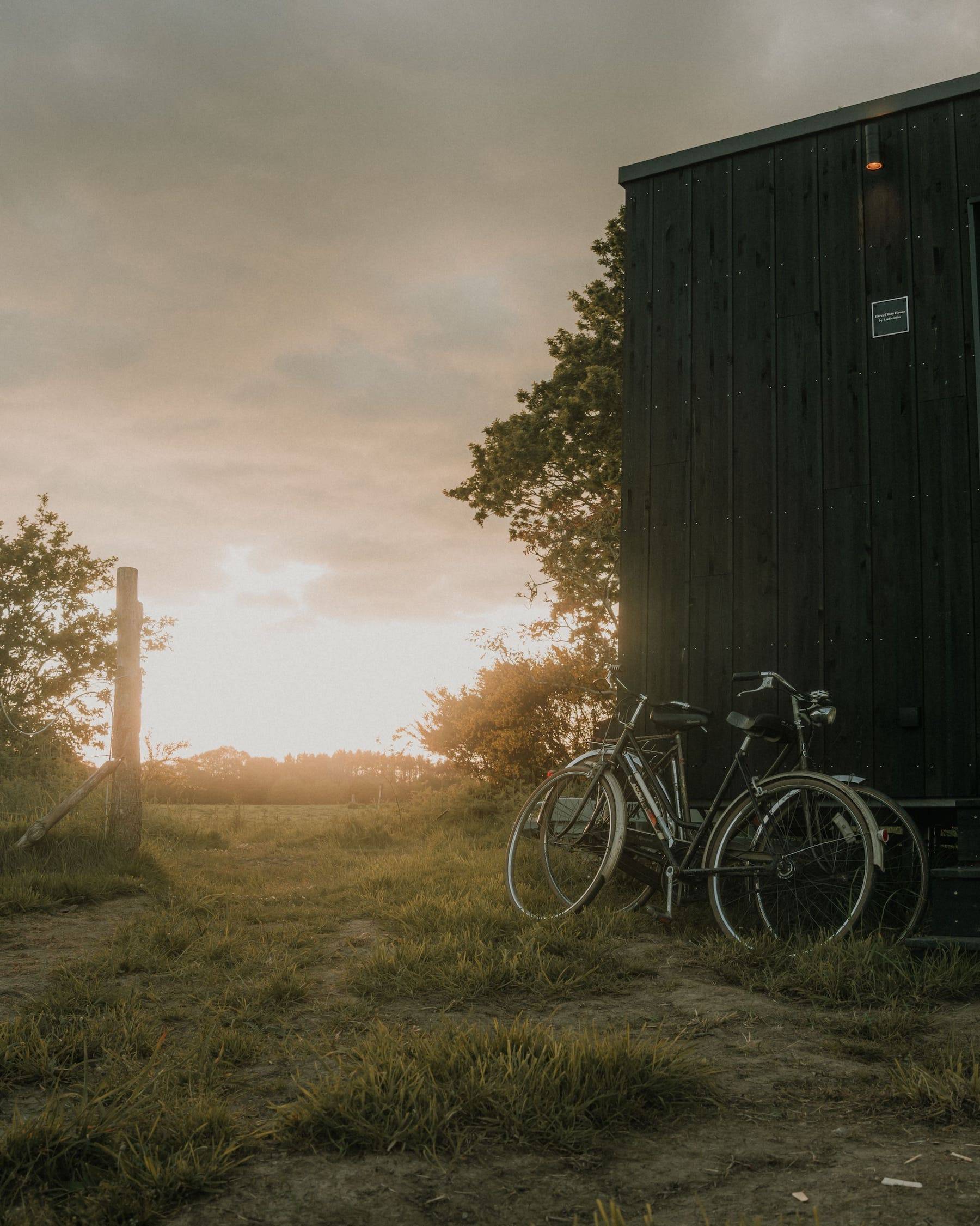 Vélos posés contre la Tiny House
