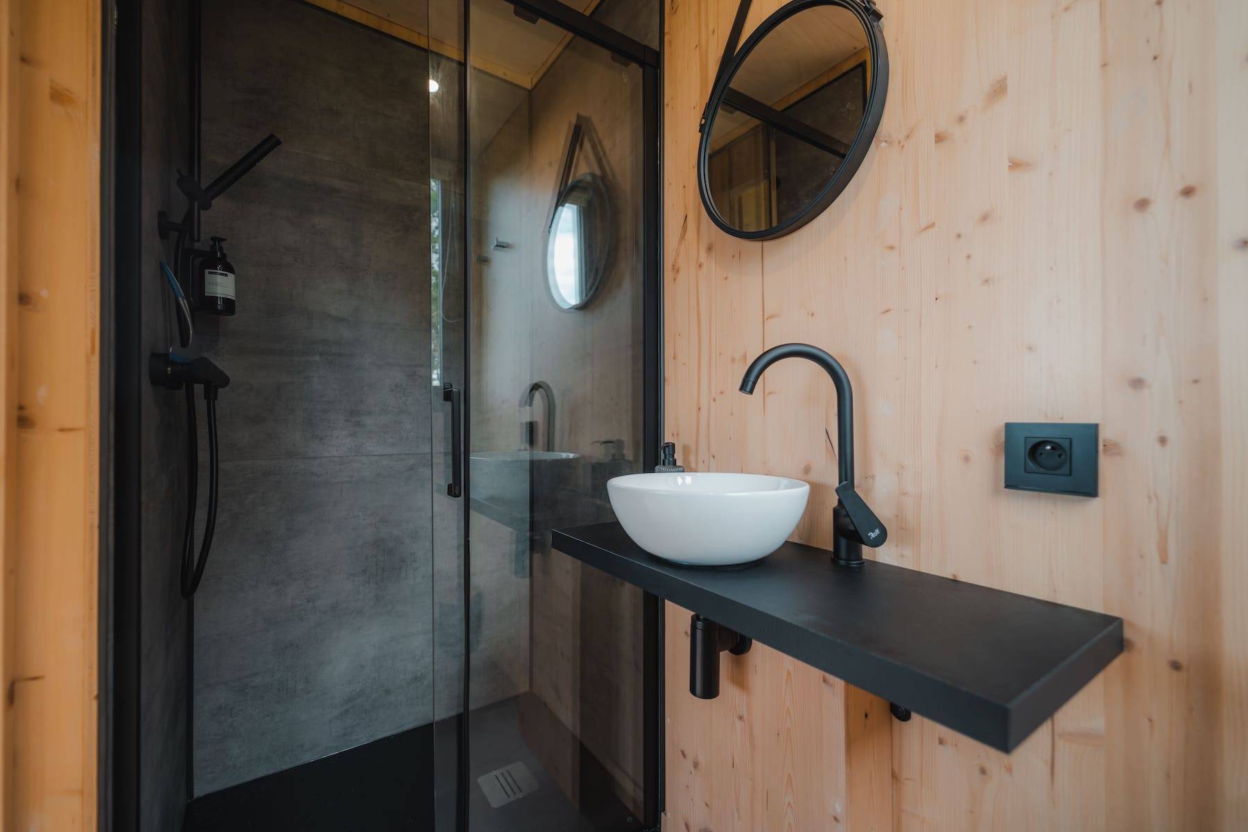 Vue de la douche et du lavabo de la salle de bain