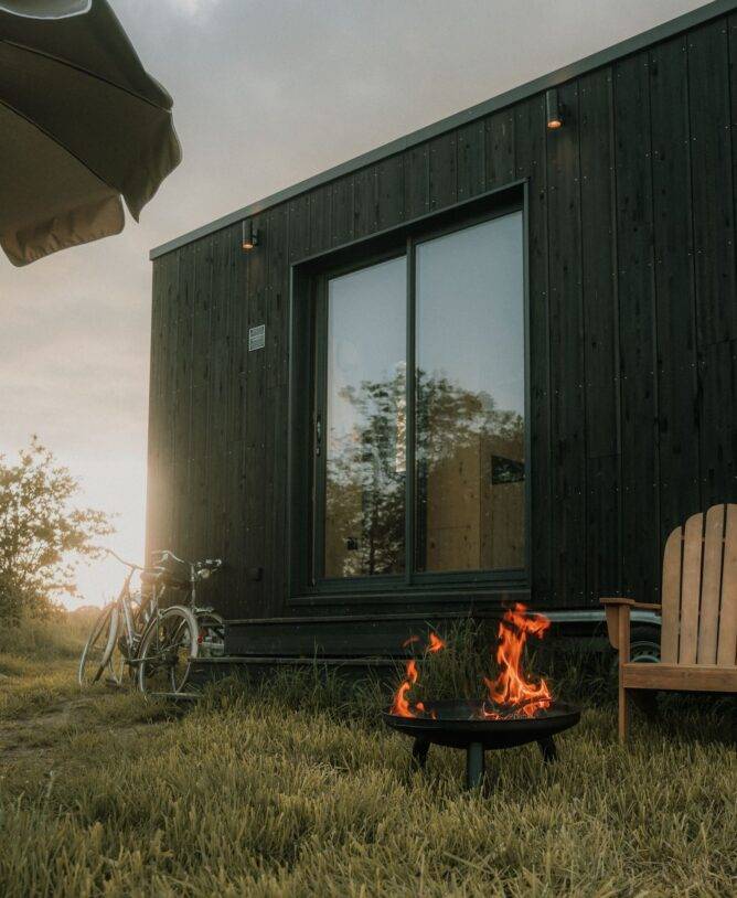 Vélos posés contre la Tiny House et braséro en feu