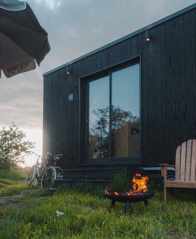 Vélos posés contre la Tiny House et braséro en feu
