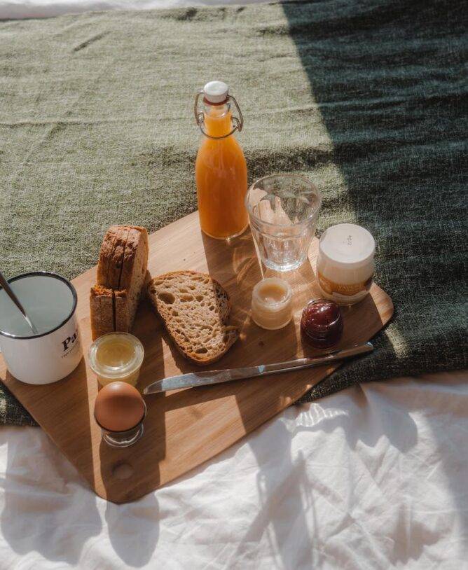 Plateau du petit-déjeuner posé sur le lit