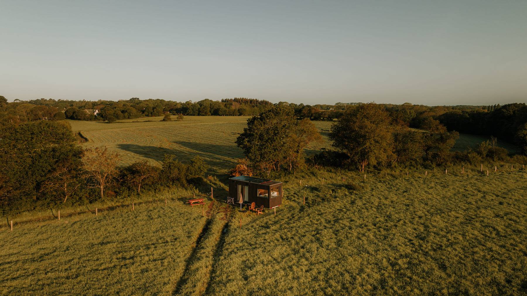 Drohnenansicht des Tiny House, das auf einer Wiese steht