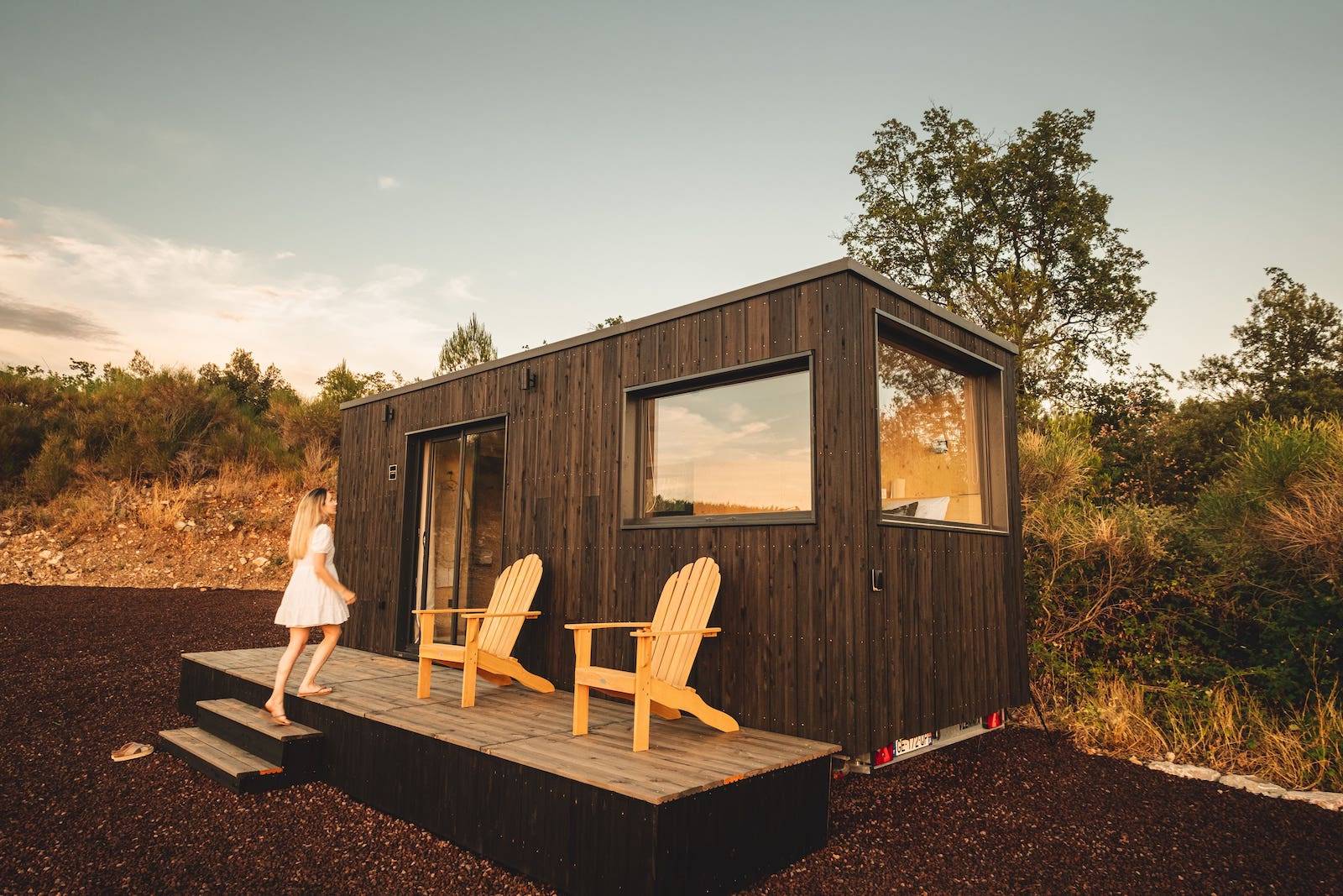 Frau, die auf der Terrasse des Tiny House läuft
