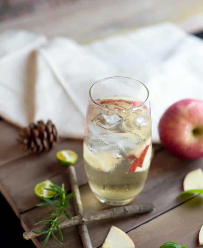 Verre de jus de pomme