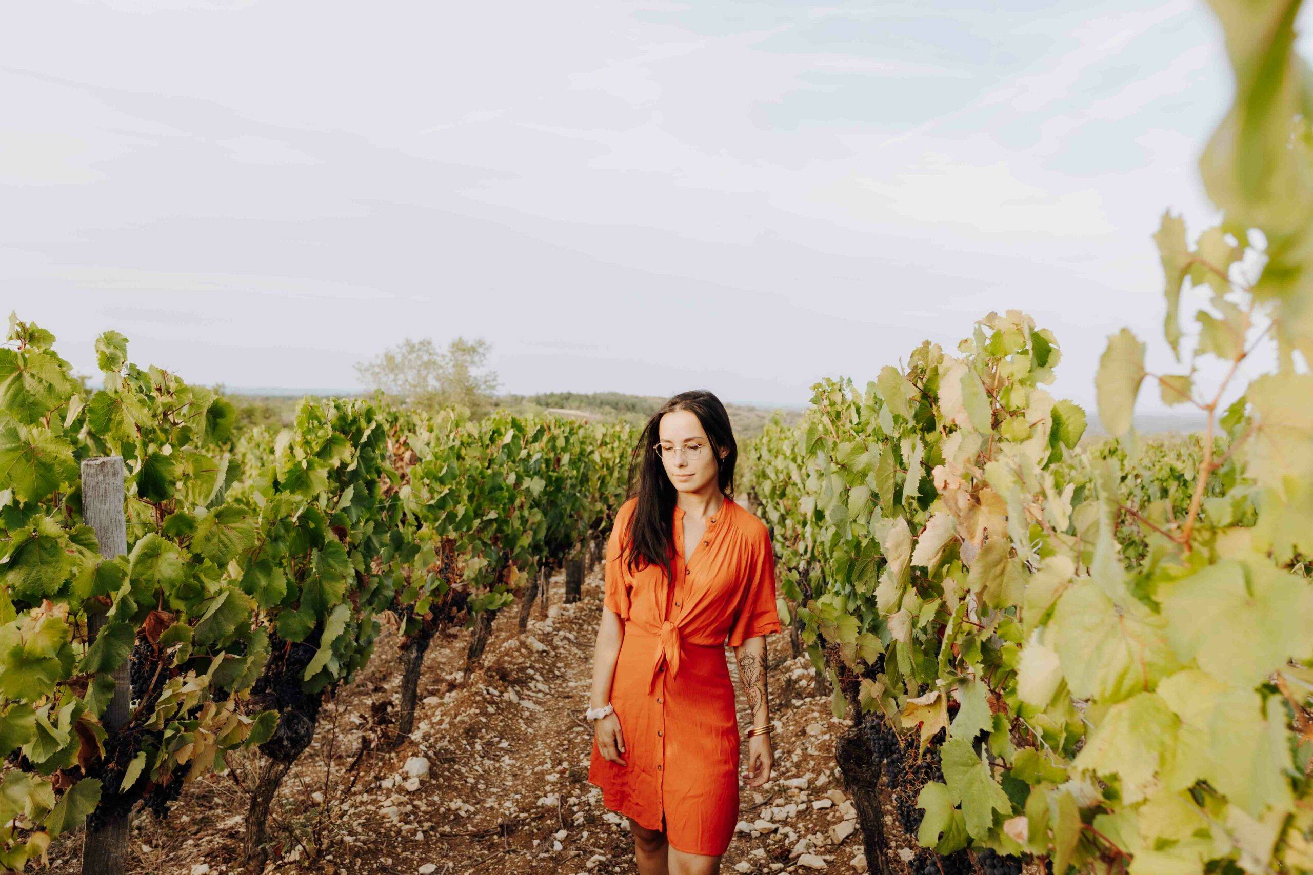 Femme qui marche dans les vignes
