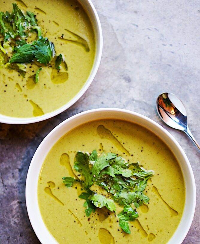 Sopa de verduras en una mesa