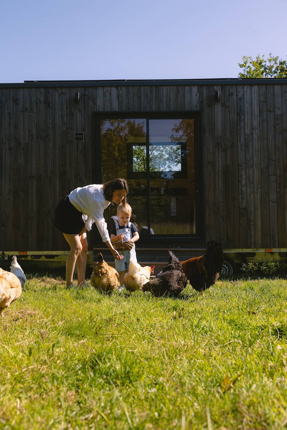 Un enfant et sa maman joue au molky devant la Tiny House