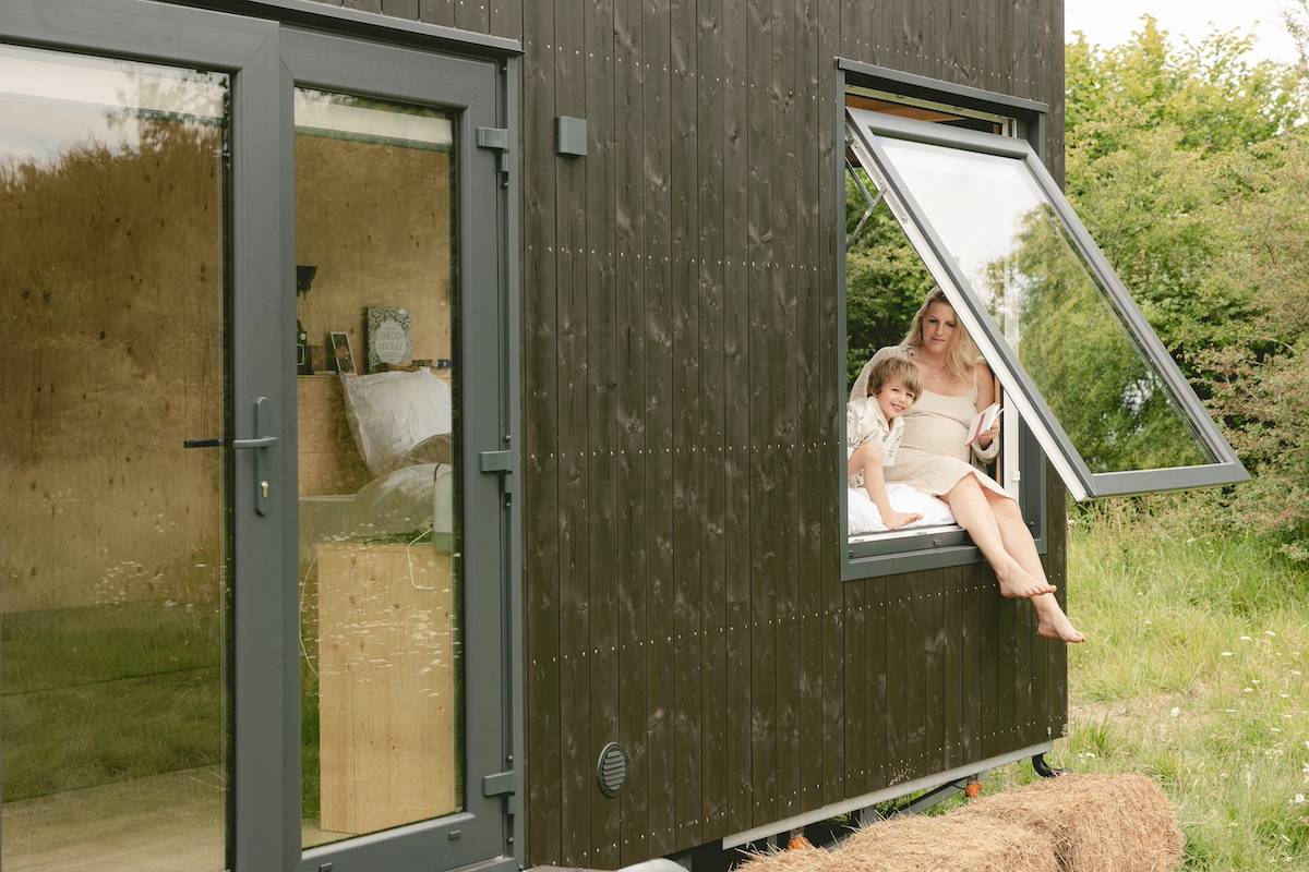 Una madre y su hijo se relajan en su pequeña casa