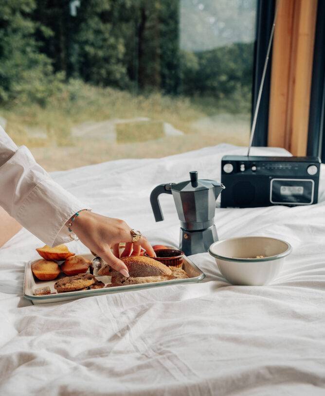 colazione sul letto all'interno della casetta