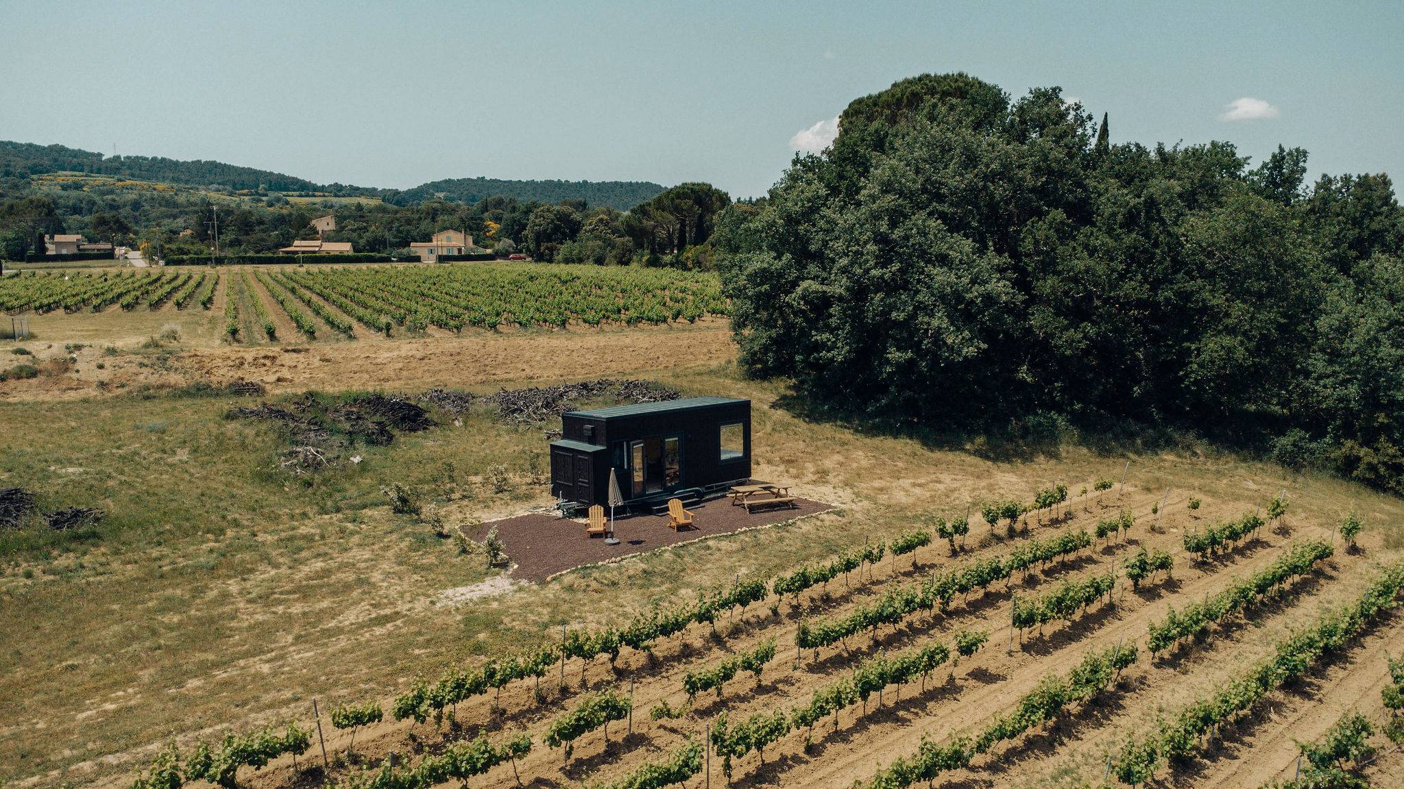 vue de drone, avec une prise de hauteur sur la tiny house au milieu des vignes