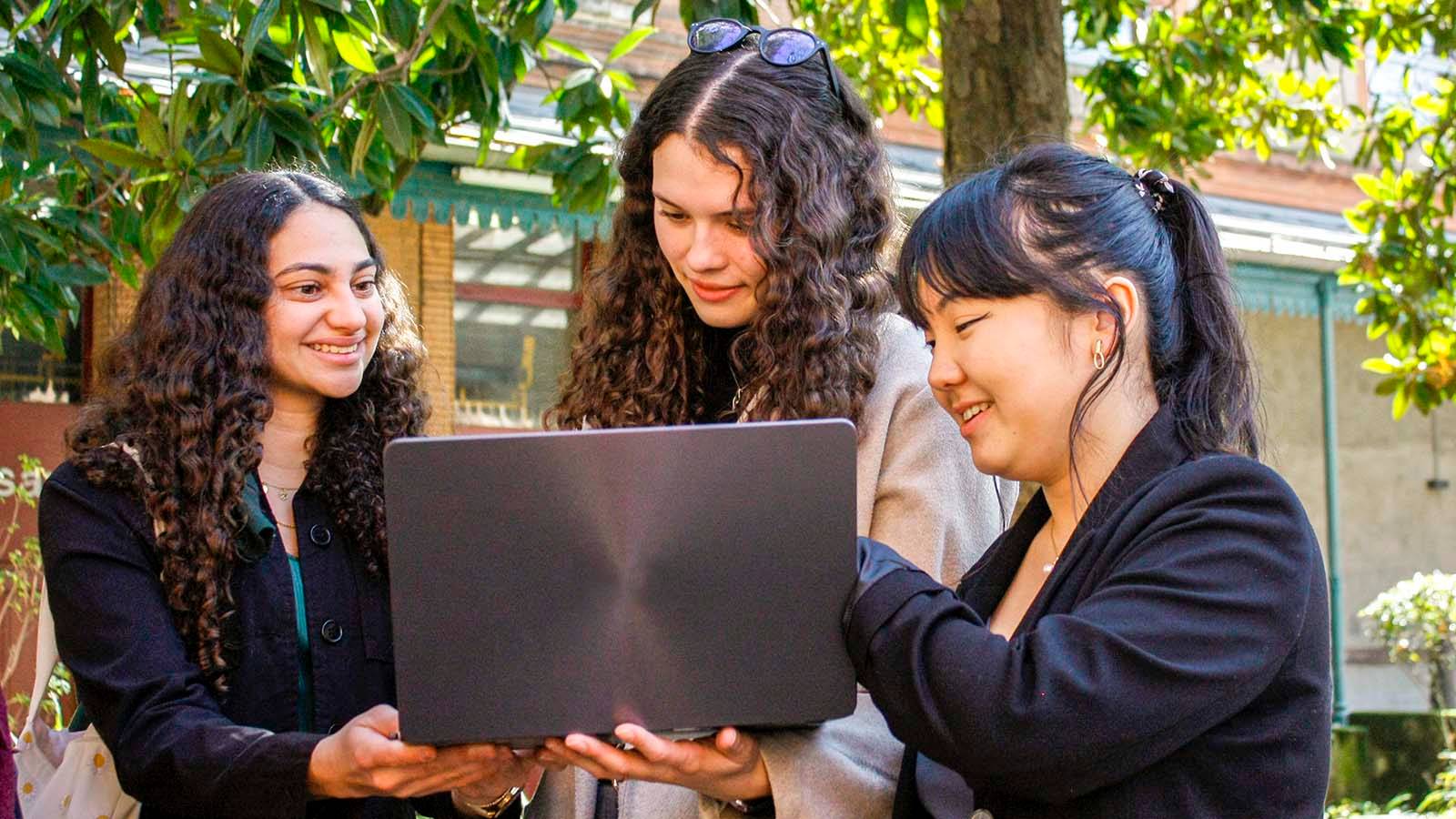 étudiantes avec ordinateur