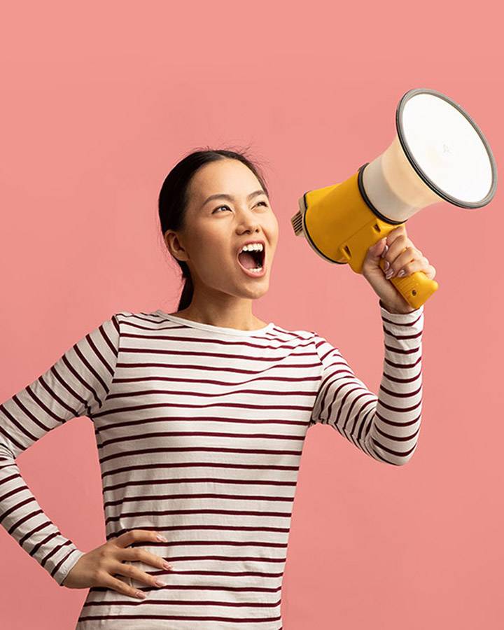 Etudiante mégaphone - Adobe stock